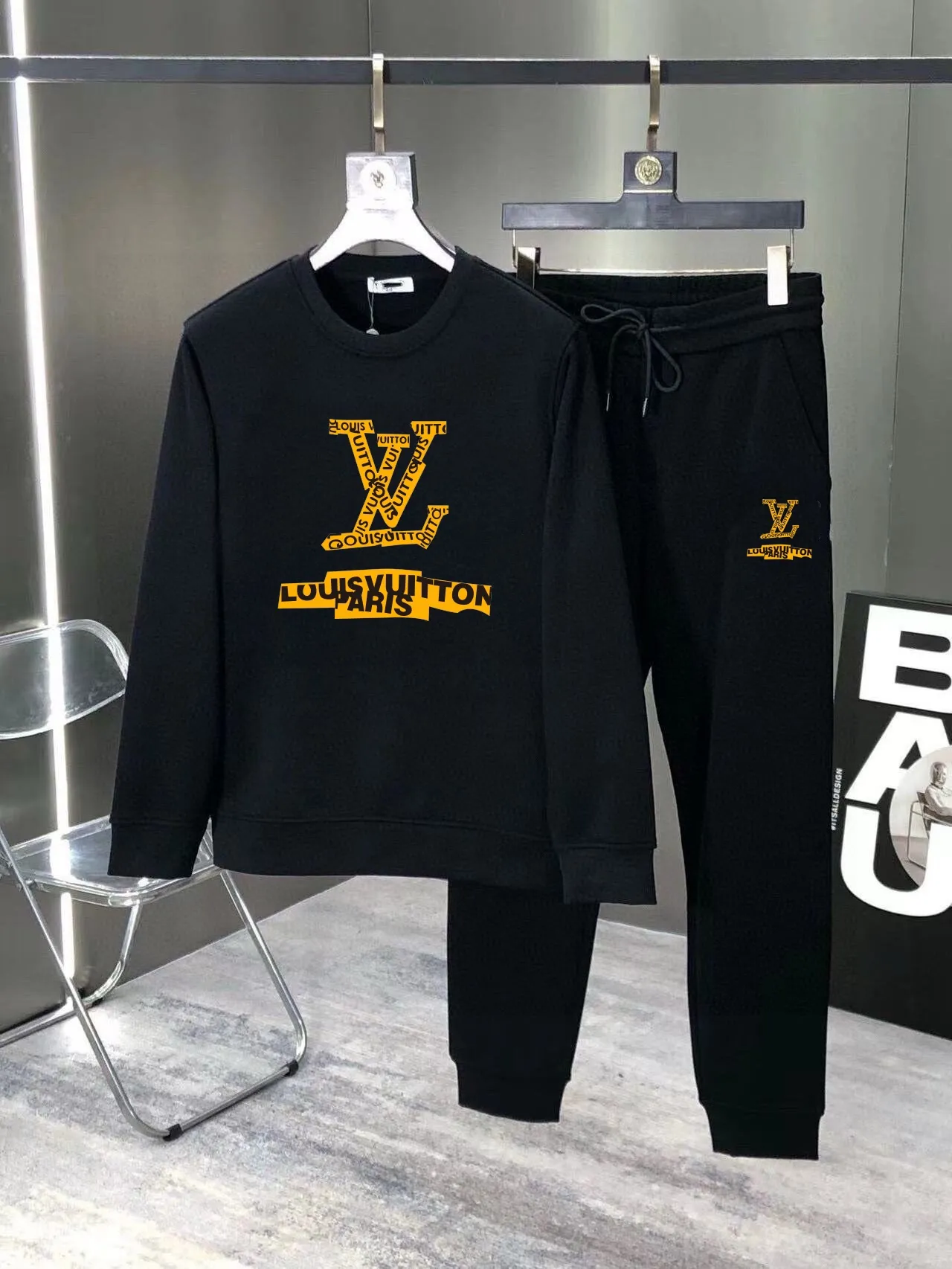 🅿️380 direct batch [LV Louis Vuitton] (Fat Man Gospel) hot-selling suit is coming. Focus on the original version of the official website. 2025 new hot-selling sweatshirt suit. The original order is the best. 🇭🇰The meticulous work of top designers. Just for a fitting and perfect upper body effect. 100% natural high-quality Roman cotton, close-fitting comfort, noble and elegant! Original hardware embodies elegance and nobility! Counter size: M-5XL (maximum wear up to 220 pounds)